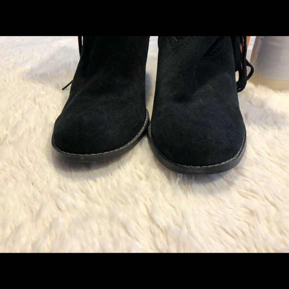 💥MAKE ME AN OFFER💥 EUC Black Suede Booties with Fringe Detail - Picture 4 of 8